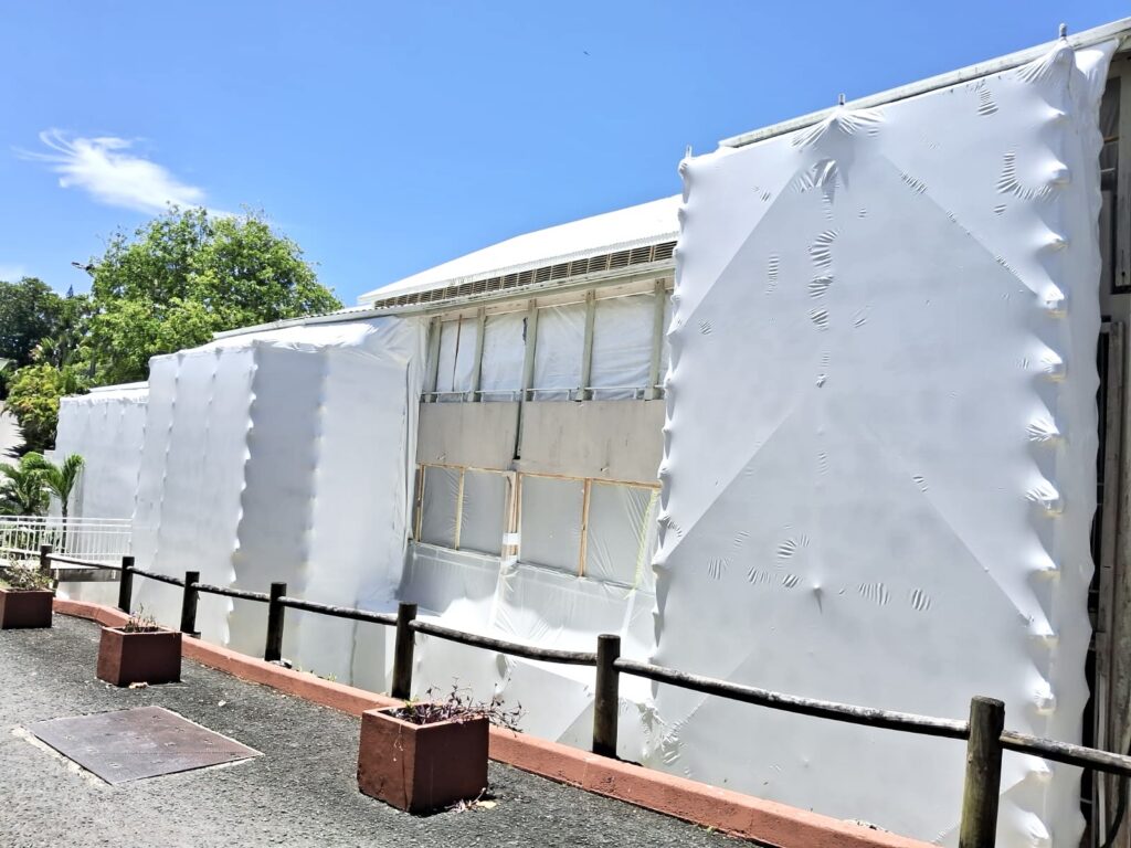 Bâchage thermo-rétractable de protection sur échafaudage pour désamiantage Auberge de la Vieille Tour par Groupe RDCover Antilles.